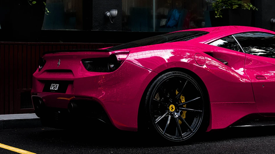 Ferrari et le rose : une histoire qui roule !