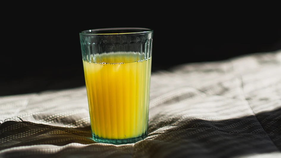 un verre de jus d'orange