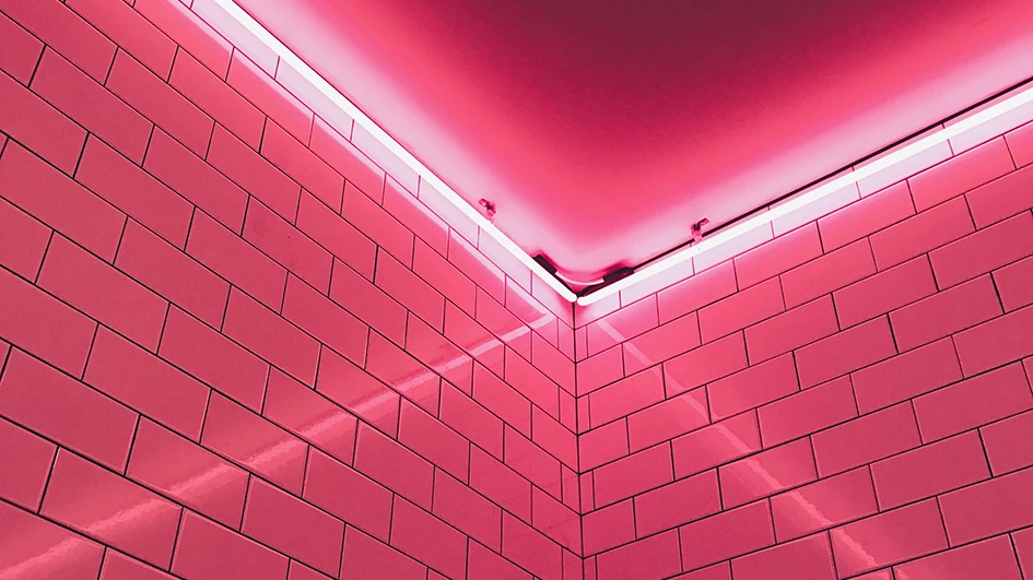 Quel rôle joue le rose dans une identité de marque ?