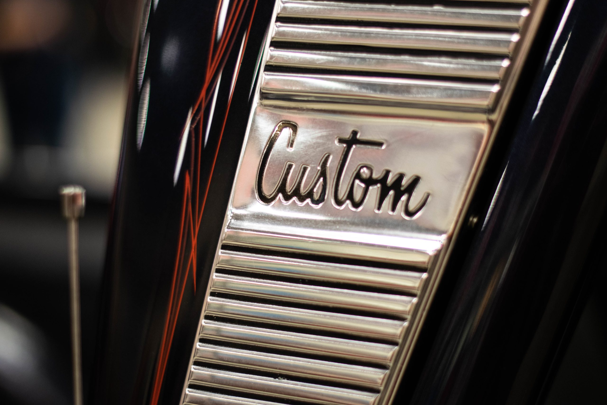 Réservoir d'une moto portant l'inscription Custom