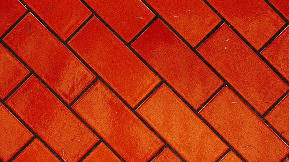 Faites du rouge brique la couleur clé de votre identité de marque vintage pour un look inoubliable