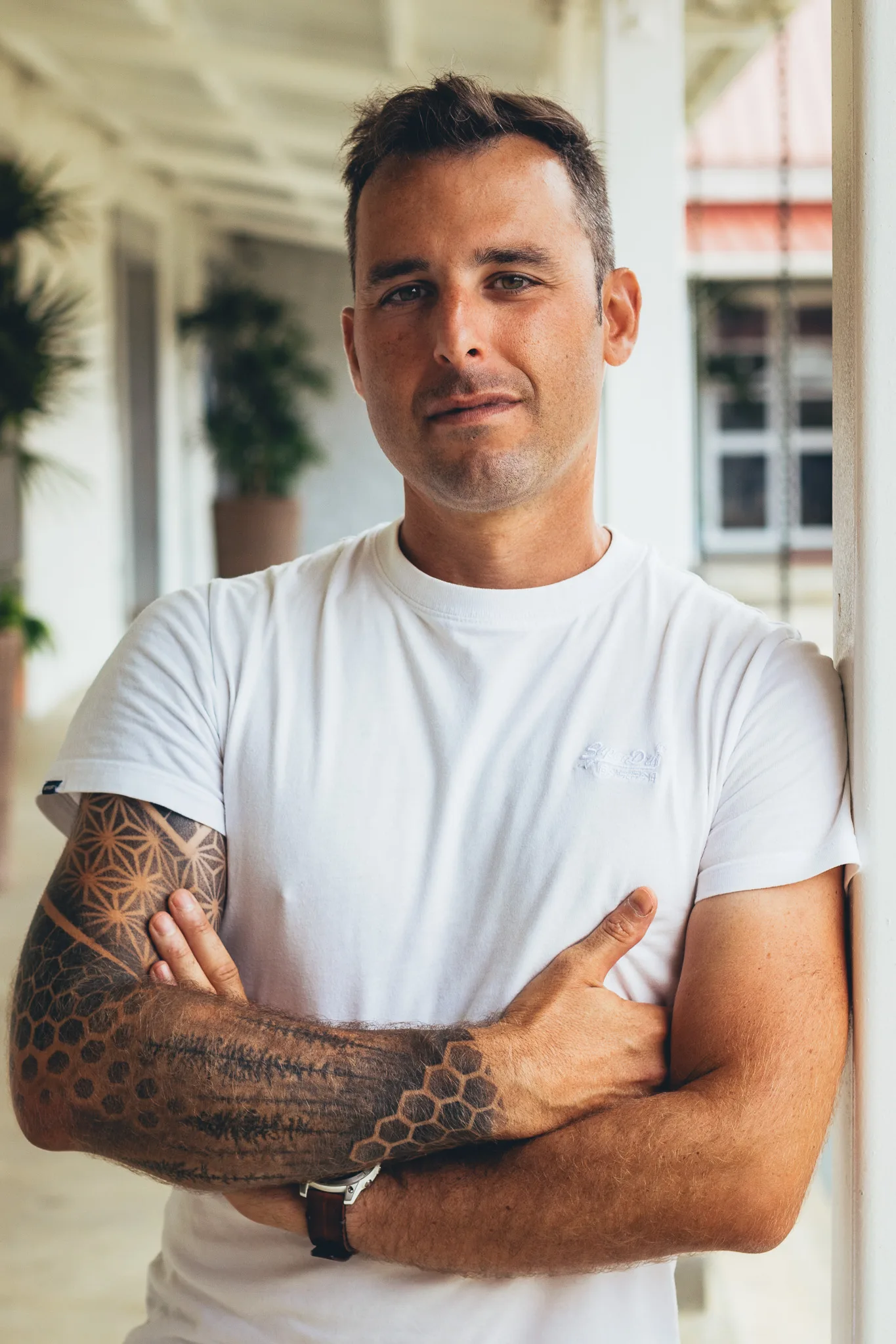 Portrait de Clément Chappron, développeur full-stack alias L’enfant Sauvage, sous une varangue tropicale à l’île Maurice