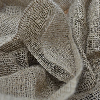 Toile de lin ajourée aux plis souples, texture naturelle de la planche d’ambiance de l’Atelier 84 bis