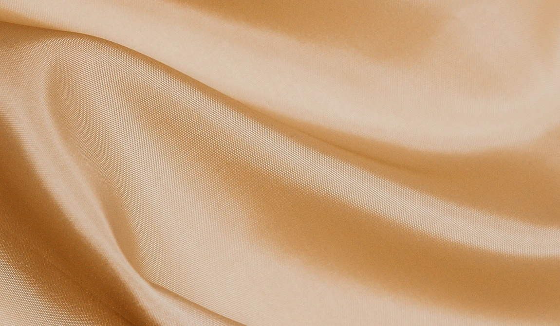 Satin beige doré aux plis ondulés, texture de la palette de matières de l’Atelier 84 bis