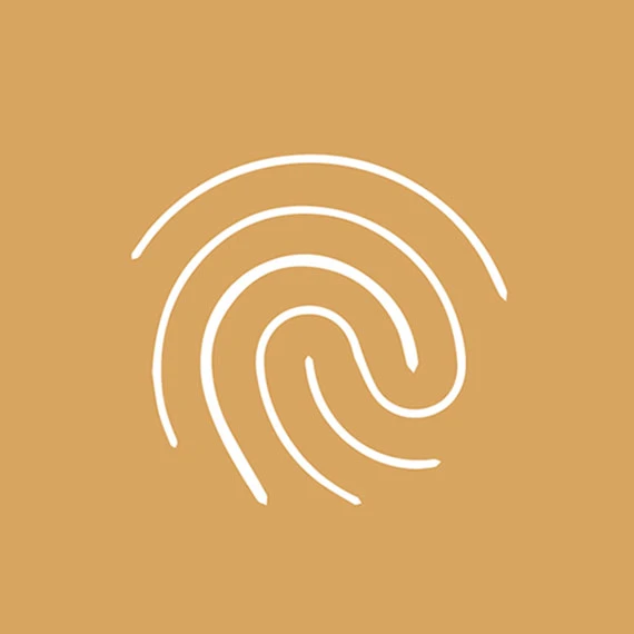 Empreinte digitale d’Orma en blanc sur fond ocre doré, symbole mêlant empreinte et cernes de croissance du bois