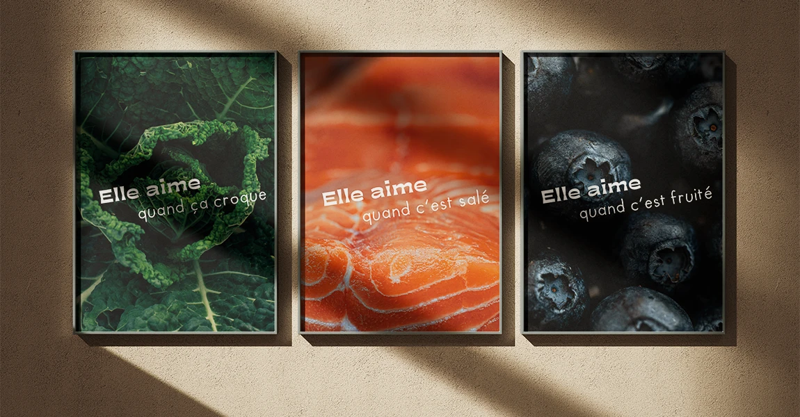 Trois affiches encadrées du Bistro L’M : « Elle aime quand ça croque », « quand c’est salé », « quand c’est fruité »