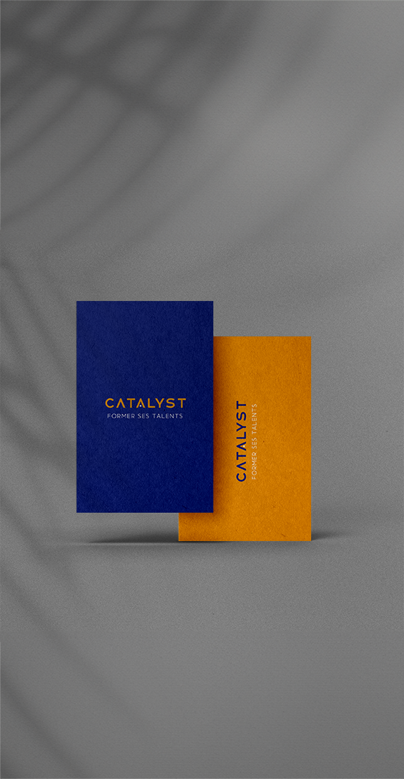 Cartes de visite Catalyst bleu marine et orange, logo et signature Former ses talents, sur fond gris ombré