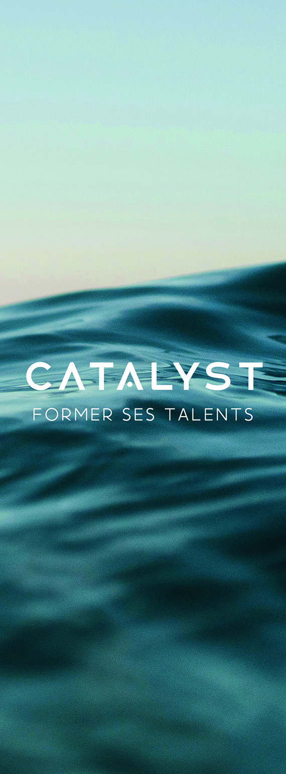 Logo blanc Catalyst Former ses talents sur une vague bleu pétrole au lever du jour, planche verticale de la direction artistique