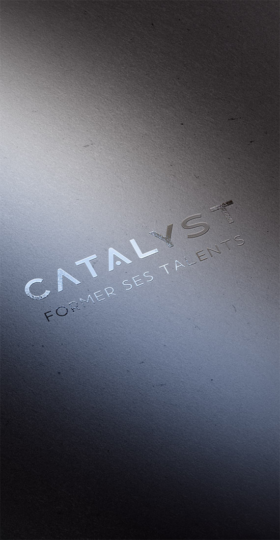 Logo Catalyst en marquage argenté sur papier gris texturé, avec la signature Former ses talents