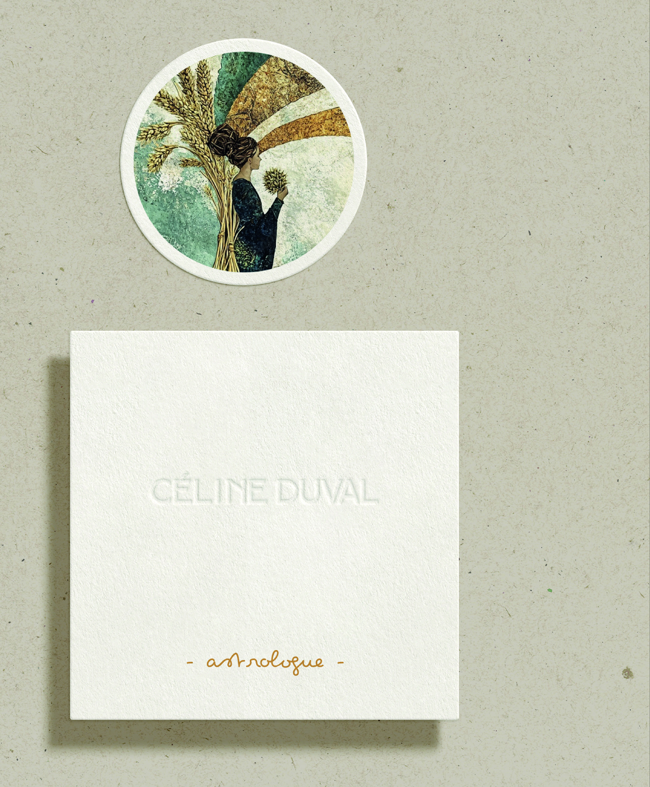 Carte carrée gaufrée au nom de Céline Duval avec mention astrologue ocre, et sticker rond illustré d’une femme portant des gerbes de blé