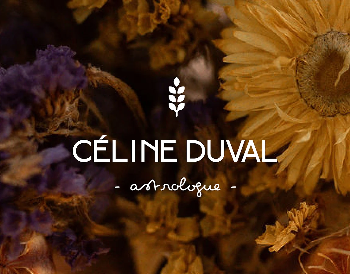 Logo de l’astrologue Céline Duval en blanc sur un bouquet de fleurs séchées aux tons ocre et violet