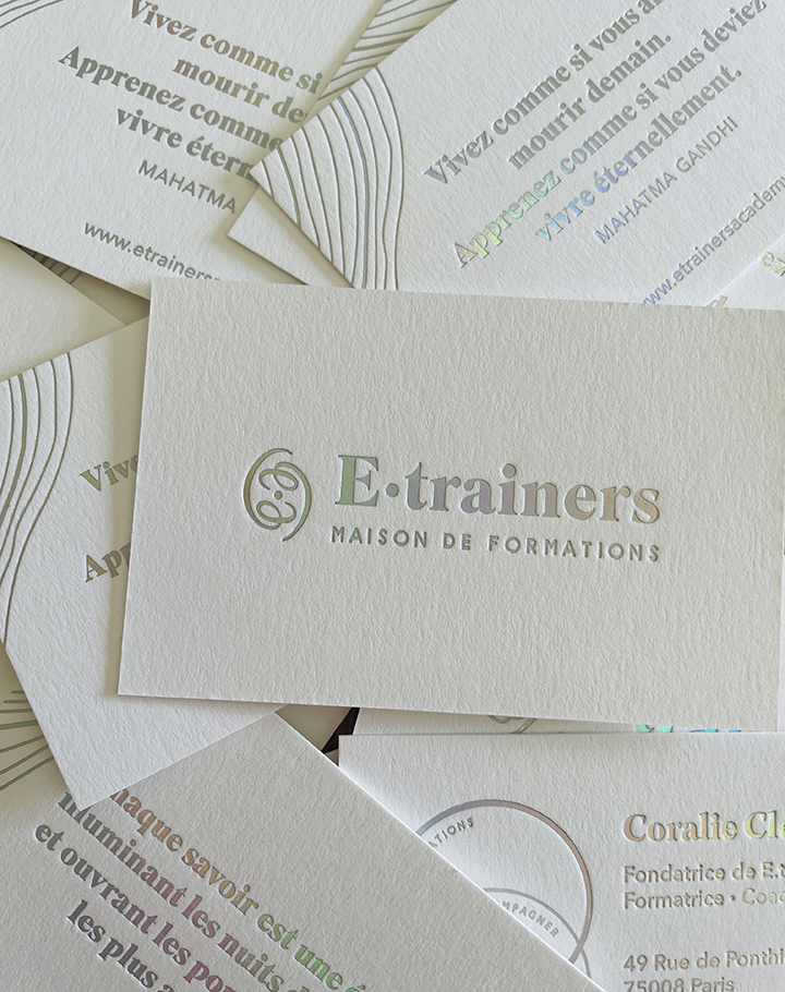 Cartes de visite E·trainers imprimées en letterpress avec dorure holographique, citations de Gandhi au verso