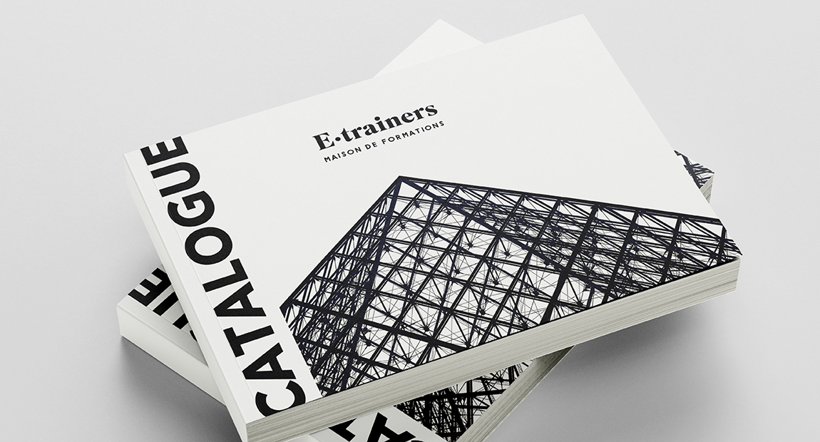 Catalogue de formations E·trainers, couverture noir et blanc à la pyramide du Louvre et titre à la verticale