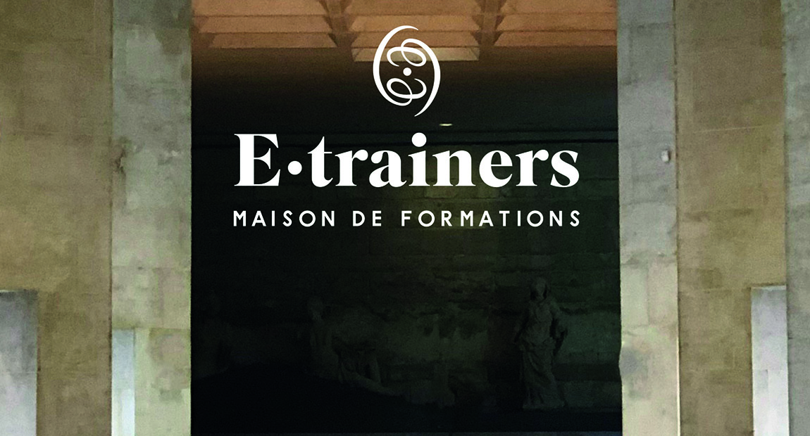Logo E·trainers blanc, emblème en arabesque et baseline « Maison de formations », sur une photo de galerie en pierre