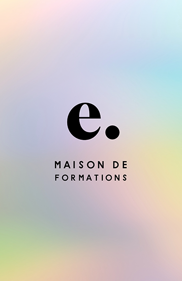 Monogramme e. d’Etrainers et mention « Maison de formations » en noir sur un dégradé holographique pastel