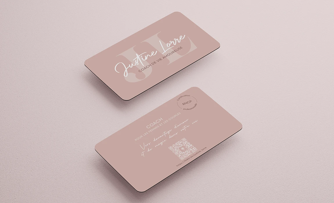 Cartes de visite recto verso de Justine Lorre : logo sur vieux rose et verso « Vers davantage d'amour et de magie »