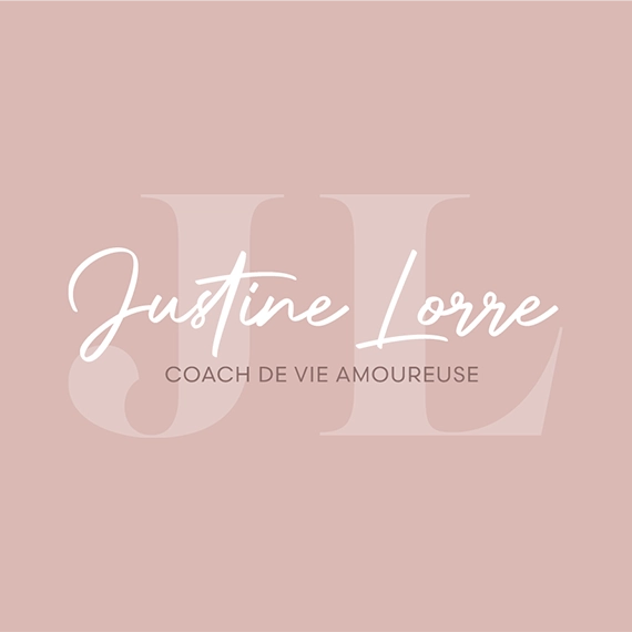 Logo Justine Lorre, coach de vie amoureuse, en blanc et prune sur fond rose poudré avec monogramme JL en filigrane