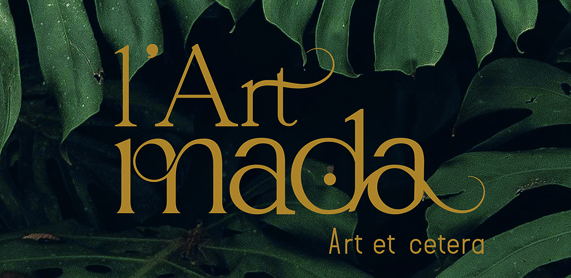 Logo L’Art Mada doré aux déliés organiques et baseline « Art et cetera », sur un fond de feuilles de monstera