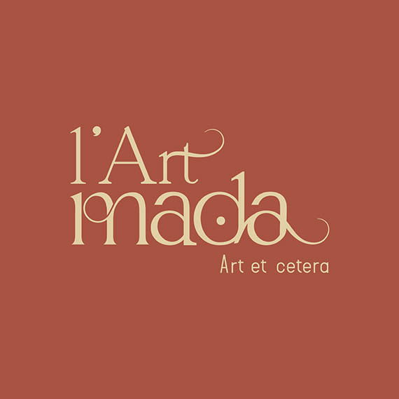 Logo L’Art Mada crème sur fond terracotta, lettres aux longs déliés et baseline « Art et cetera »