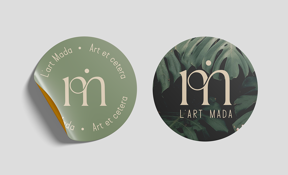 Deux stickers ronds L’Art Mada, monogramme crème sur fond sauge et sur photo de monstera, avec « Art et cetera »