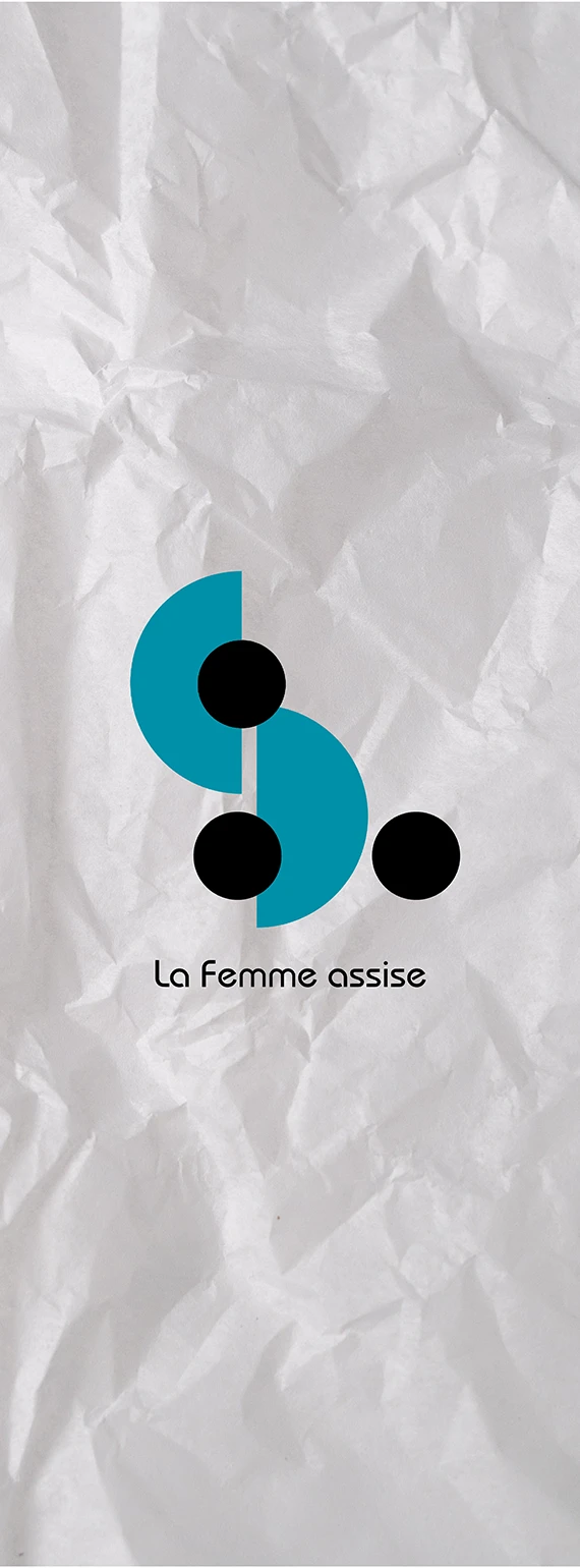 Logo complet de La femme assise, demi-cercles turquoise et ronds noirs avec le nom en typographie Bauhaus, sur papier froissé