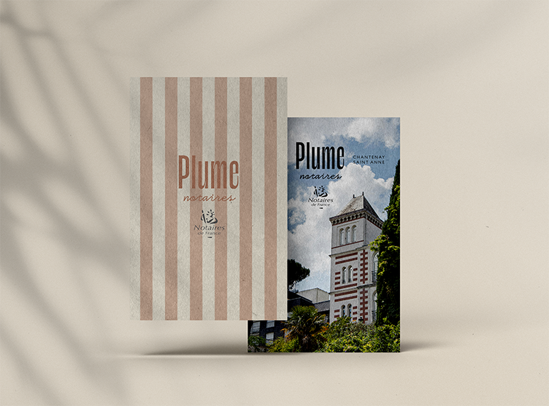 Deux cartes Plume notaires : rayures terracotta et photo d'une tour de Chantenay-Sainte-Anne, logo Notaires de France