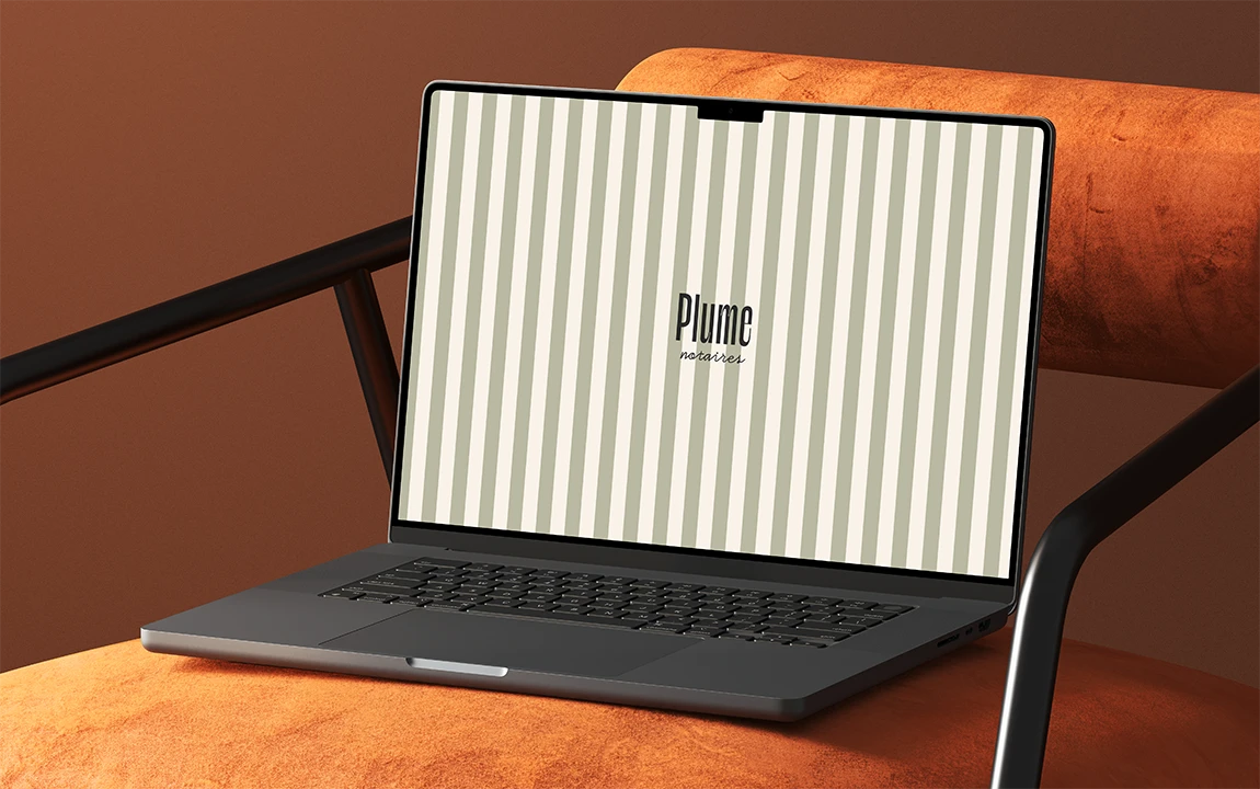 Ordinateur portable affichant le logo Plume notaires sur un fond à rayures vert sauge, posé sur un fauteuil orange