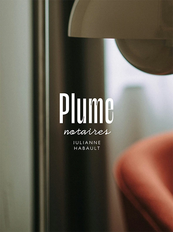 Logo Plume notaires, Julianne Habault, en blanc sur une photo d'intérieur feutrée, visuel d'ouverture de l'identité