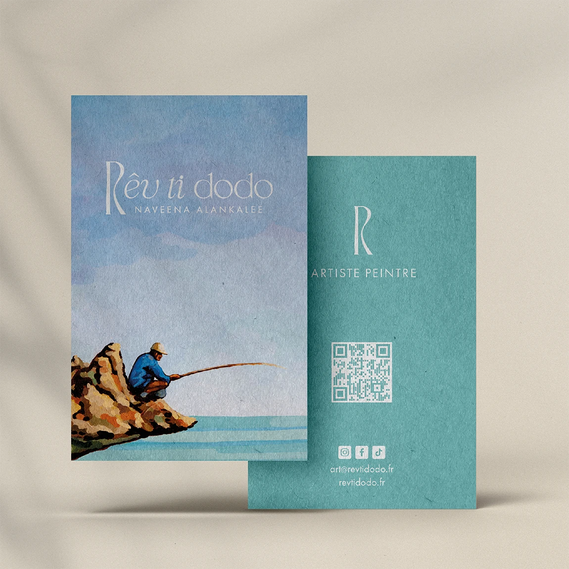 Cartes de visite Rêv ti dodo recto verso : pêcheur peint sur un rocher, verso turquoise avec monogramme R et QR code