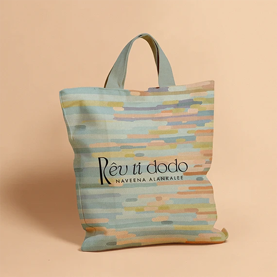 Tote bag Rêv ti dodo imprimé du motif pastel de coups de pinceau et du logo Naveena Alankalee