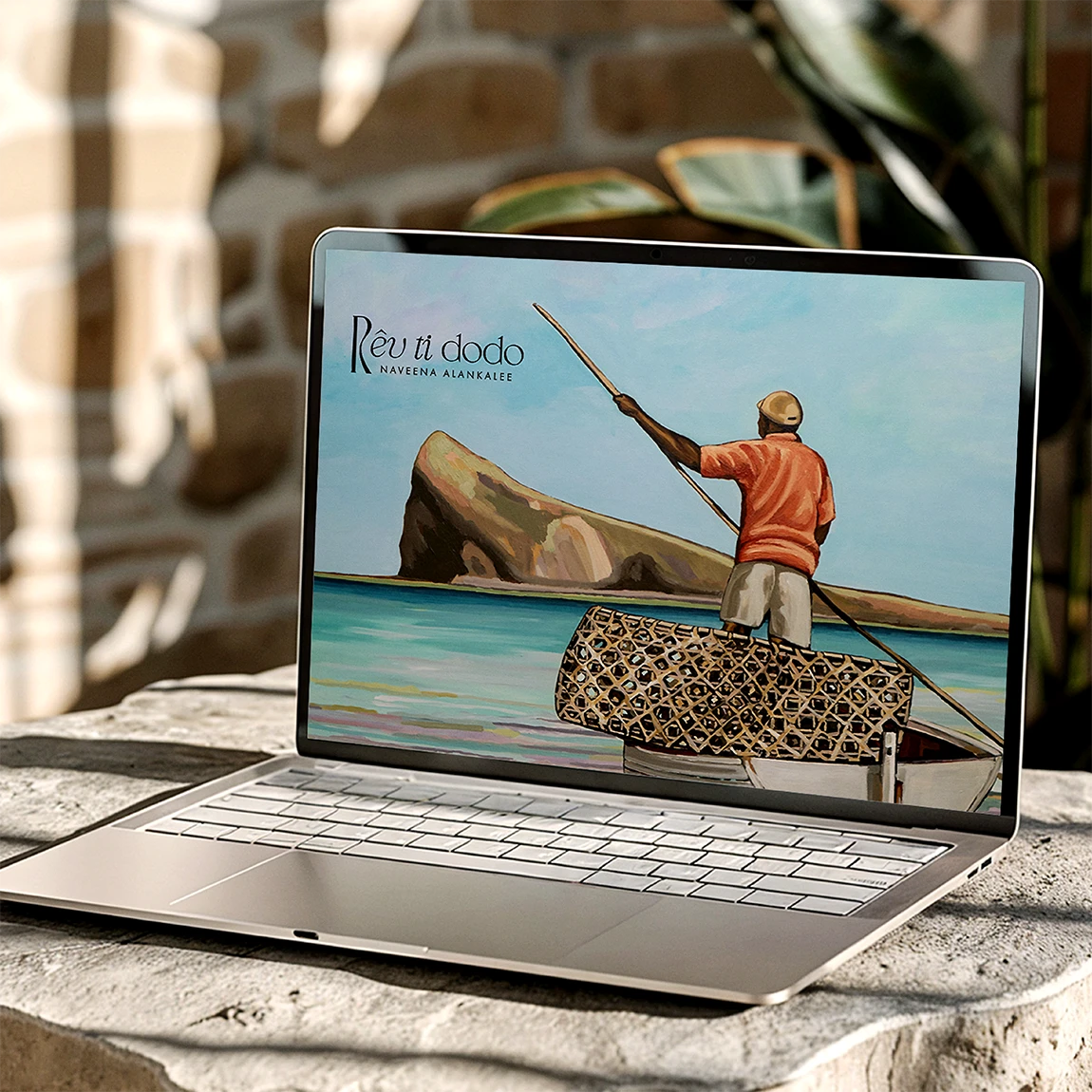 Visuel web de Rêv ti dodo sur ordinateur portable : tableau d’un pêcheur mauricien sur sa barque et logo Naveena Alankalee